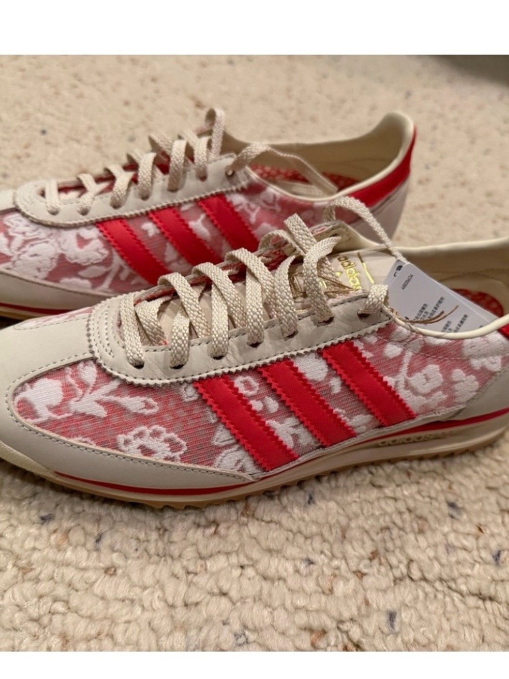 adidas Ladies Size 9 in Cream with Red Accents - Picture 2 of 11